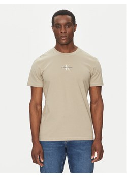 Calvin Klein Jeans T-Shirt Monologo J30J325649 Beżowy Regular Fit ze sklepu MODIVO w kategorii T-shirty męskie - zdjęcie 182649461
