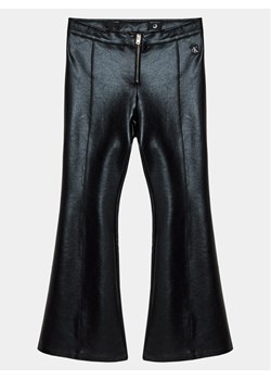 Calvin Klein Jeans Spodnie materiałowe Spacer IG0IG02293 Czarny Flare Fit ze sklepu MODIVO w kategorii Spodnie dziewczęce - zdjęcie 182649594