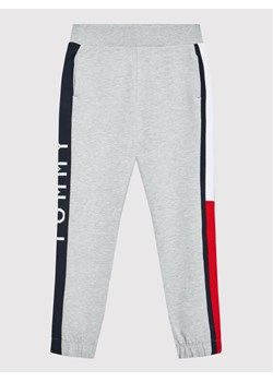 Tommy Hilfiger Spodnie dresowe KB0KB07491 Szary Regular Fit ze sklepu MODIVO w kategorii Spodnie chłopięce - zdjęcie 182650013