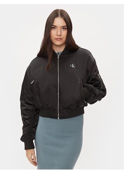 Calvin Klein Jeans Kurtka bomber J20J222591 Czarny Regular Fit ze sklepu MODIVO w kategorii Kurtki damskie - zdjęcie 182650174