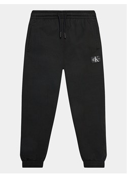 Calvin Klein Jeans Spodnie dresowe Mix Media IB0IB01934 Czarny Regular Fit ze sklepu MODIVO w kategorii Spodnie chłopięce - zdjęcie 182650242