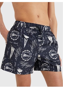 Tommy Hilfiger Szorty kąpielowe UM0UM02827 Granatowy Regular Fit ze sklepu MODIVO w kategorii Kąpielówki - zdjęcie 182650600