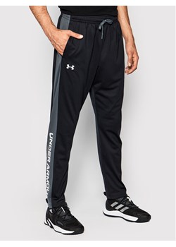 Under Armour Spodnie dresowe Ua Brawler 1366213 Czarny Relaxed Fit ze sklepu MODIVO w kategorii Spodnie męskie - zdjęcie 182650604