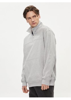 The North Face Bluza Essential NF0A87FC Szary Relaxed Fit ze sklepu MODIVO w kategorii Bluzy męskie - zdjęcie 182650871