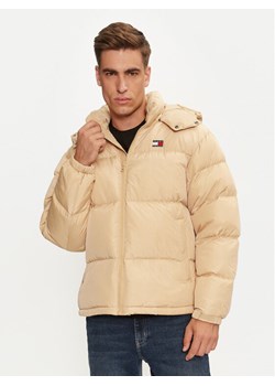 Tommy Jeans Kurtka puchowa Alaska DM0DM19537 Beżowy Loose Fit ze sklepu MODIVO w kategorii Kurtki męskie - zdjęcie 182651014