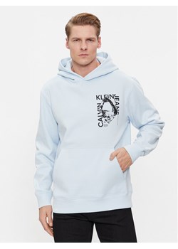 Calvin Klein Jeans Bluza Modern Metals Graphic J30J324626 Błękitny Regular Fit ze sklepu MODIVO w kategorii Bluzy męskie - zdjęcie 182651192