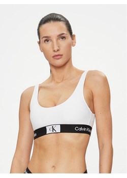Calvin Klein Swimwear Góra od bikini KW0KW02257 Biały ze sklepu MODIVO w kategorii Stroje kąpielowe - zdjęcie 182651324