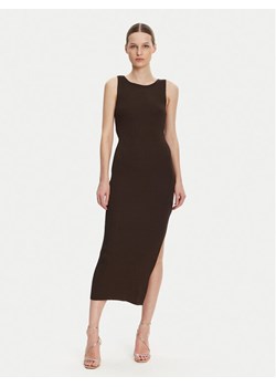 Guess Sukienka dzianinowa W5GK47 Z3L10 Brązowy Regular Fit ze sklepu MODIVO w kategorii Sukienki - zdjęcie 182651504