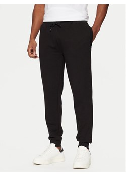 Guess Spodnie dresowe Z2YB22 KAIJ1 Czarny Regular Fit ze sklepu MODIVO w kategorii Spodnie męskie - zdjęcie 182651612
