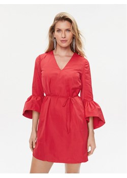 TWINSET Sukienka koktajlowa 232TT2490 Czerwony Regular Fit ze sklepu MODIVO w kategorii Sukienki - zdjęcie 182652410