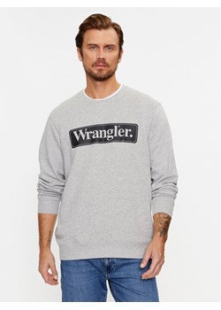 Wrangler Bluza Seasonal 112341197 Szary Regular Fit ze sklepu MODIVO w kategorii Bluzy męskie - zdjęcie 182652420