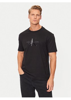 Calvin Klein Jeans T-Shirt Shiny Monologo J30J327109 Czarny Regular Fit ze sklepu MODIVO w kategorii T-shirty męskie - zdjęcie 182652453