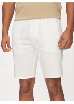 Guess Szorty materiałowe Daniel M4GD05 WG3OA Biały Skinny Fit ze sklepu MODIVO w kategorii Spodenki męskie - zdjęcie 182652482