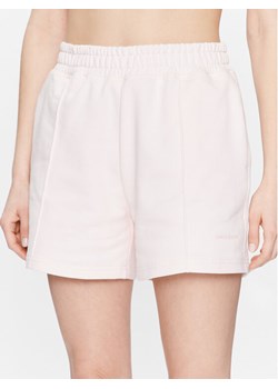 New Balance Szorty sportowe WS23552 Różowy Relaxed Fit ze sklepu MODIVO w kategorii Szorty - zdjęcie 182652590