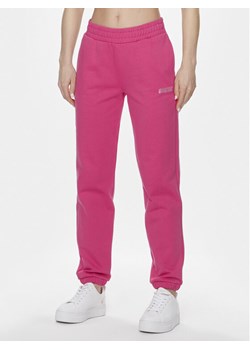 Guess Spodnie dresowe Eleanora V4RB10 KC5O0 Różowy Regular Fit ze sklepu MODIVO w kategorii Spodnie damskie - zdjęcie 182653383