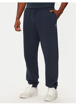 Calvin Klein Jeans Spodnie dresowe New York J30J326881 Granatowy Relaxed Fit ze sklepu MODIVO w kategorii Spodnie męskie - zdjęcie 182653652