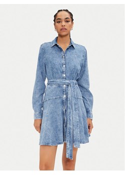 Tommy Jeans Sukienka jeansowa Chambray DW0DW19813 Niebieski Regular Fit ze sklepu MODIVO w kategorii Sukienki - zdjęcie 182653760