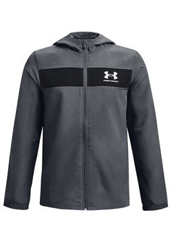 Under Armour Kurtka przejściowa UA SPORTSTYLE WINDBREAKER 1370183 Szary Regular Fit ze sklepu MODIVO w kategorii Kurtki chłopięce - zdjęcie 182653863