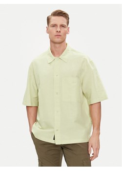Calvin Klein Jeans Koszula J30J325173 Zielony Relaxed Fit ze sklepu MODIVO w kategorii Koszule męskie - zdjęcie 182653883