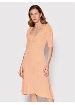 Guess Sukienka codzienna W2YK53 Z30K0 Pomarańczowy Flare Fit ze sklepu MODIVO w kategorii Sukienki - zdjęcie 182654032