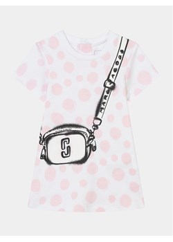 Marc Jacobs Sukienka codzienna W60146 S Écru Regular Fit ze sklepu MODIVO w kategorii Sukienki dziewczęce - zdjęcie 182654322