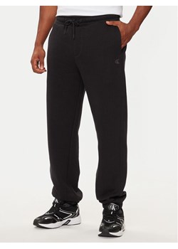 Calvin Klein Jeans Spodnie dresowe J30J326401 Czarny Relaxed Fit ze sklepu MODIVO w kategorii Spodnie męskie - zdjęcie 182654511
