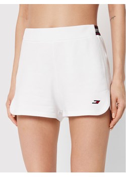 Tommy Hilfiger Szorty sportowe Tape S10S101432 Biały Regular Fit ze sklepu MODIVO w kategorii Szorty - zdjęcie 182654932