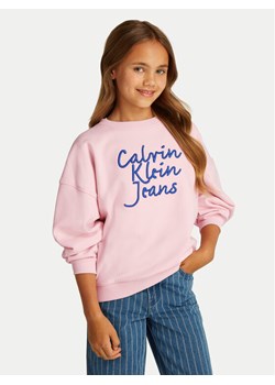 Calvin Klein Jeans Bluza IG0IG02760 Różowy Regular Fit ze sklepu MODIVO w kategorii Bluzy dziewczęce - zdjęcie 182655330