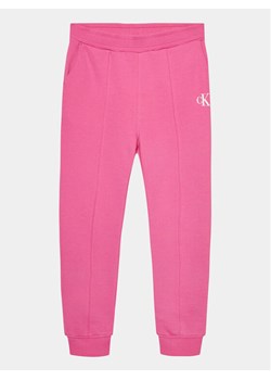 Calvin Klein Jeans Spodnie dresowe Logo IG0IG02285 Różowy Regular Fit ze sklepu MODIVO w kategorii Spodnie dziewczęce - zdjęcie 182655664