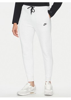 Nike Spodnie dresowe FB8002 051 Szary Regular Fit ze sklepu MODIVO w kategorii Spodnie męskie - zdjęcie 182656090