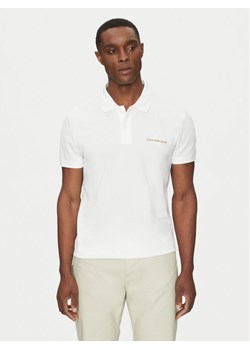 Calvin Klein Jeans Polo Monologo J30J325664 Biały Regular Fit ze sklepu MODIVO w kategorii T-shirty męskie - zdjęcie 182656230