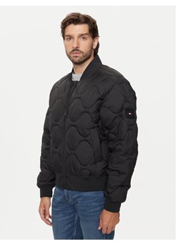 Tommy Hilfiger Kurtka bomber MW0MW37341 Czarny Regular Fit ze sklepu MODIVO w kategorii Kurtki męskie - zdjęcie 182656291