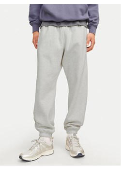 Jack&Jones Spodnie dresowe Bill Urban Edge 12263026 Szary Relaxed Fit ze sklepu MODIVO w kategorii Spodnie męskie - zdjęcie 182656612