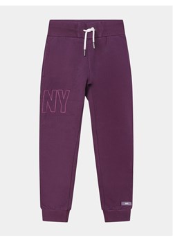 DKNY Spodnie dresowe D54000 D Fioletowy Regular Fit ze sklepu MODIVO w kategorii Spodnie dziewczęce - zdjęcie 182656763