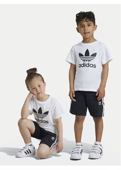 adidas Komplet t-shirt i spodenki adicolor JE1613 Czarny Regular Fit ze sklepu MODIVO w kategorii Komplety dziewczęce - zdjęcie 182656873