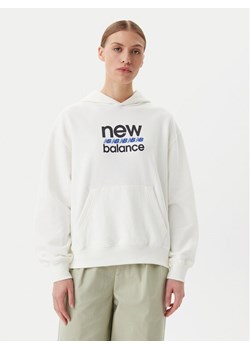 New Balance Bluza Sport Graphic WT51519 Biały Relaxed Fit ze sklepu MODIVO w kategorii Bluzy damskie - zdjęcie 182657472