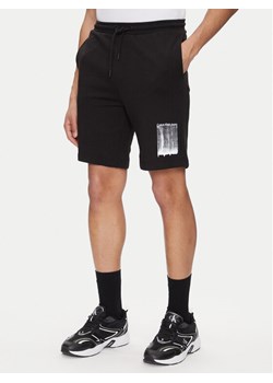 Calvin Klein Jeans Szorty sportowe Brush Stroke J30J327528 Czarny Regular Fit ze sklepu MODIVO w kategorii Spodenki męskie - zdjęcie 182657840