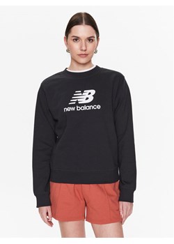 New Balance Bluza Essentials Stacked Logo WT31532 Czarny Relaxed Fit ze sklepu MODIVO w kategorii Bluzy damskie - zdjęcie 182657914