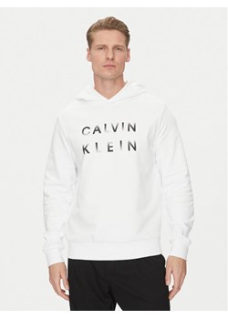 Calvin Klein Bluza Enlarged Logo K10K114261 Biały Regular Fit ze sklepu MODIVO w kategorii Bluzy męskie - zdjęcie 182659090