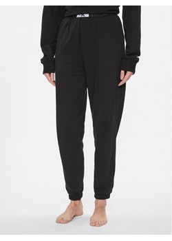 Calvin Klein Underwear Spodnie piżamowe 000QS7085E Czarny Relaxed Fit ze sklepu MODIVO w kategorii Piżamy damskie - zdjęcie 182659423