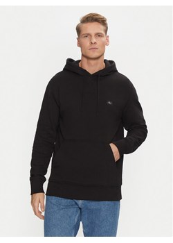 Calvin Klein Jeans Bluza Woven Label Hoodie J30J327113 Czarny Regular Fit ze sklepu MODIVO w kategorii Bluzy męskie - zdjęcie 182659461