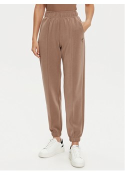 Guess Spodnie dresowe V5RB11 KCAY2 Brązowy Regular Fit ze sklepu MODIVO w kategorii Spodnie damskie - zdjęcie 182659473
