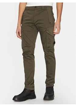C.P. Company Spodnie materiałowe 18CMPA058A005694G Zielony Regular Fit - id: 0000305256522 - marki C.P. Company - 182659521 C.P. Company Spodnie materiałowe 18CMPA058A005694G Zielony Regular Fit ze sklepu MODIVO w kategorii Spodnie męskie - zdjęcie 182659521