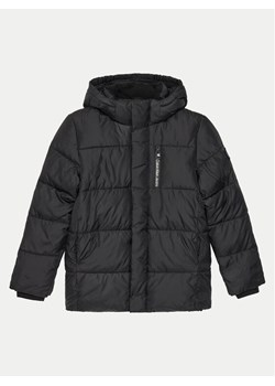 Calvin Klein Jeans Kurtka zimowa Essential IB0IB01276 Czarny Regular Fit ze sklepu MODIVO w kategorii Kurtki chłopięce - zdjęcie 182660010