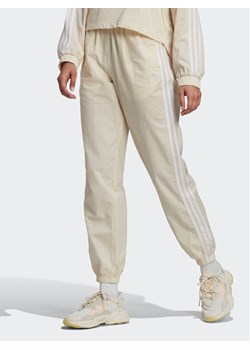 adidas Spodnie dresowe adicolor lassics Poplin Track HL9309 Écru Regular Fit ze sklepu MODIVO w kategorii Spodnie damskie - zdjęcie 182660614