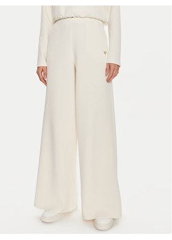 Guess Spodnie dresowe Olympe V4YB07 KCAY2 Beżowy Relaxed Fit - id: 0000303932800 - marki Guess - 182660621 Guess Spodnie dresowe Olympe V4YB07 KCAY2 Beżowy Relaxed Fit ze sklepu MODIVO w kategorii Spodnie damskie - zdjęcie 182660621