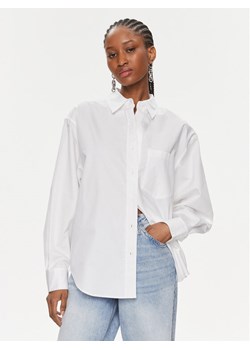 Calvin Klein Koszula K20K206749 Biały Relaxed Fit ze sklepu MODIVO w kategorii Koszule damskie - zdjęcie 182660644