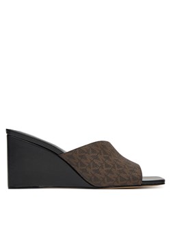 MICHAEL Michael Kors Klapki Merriam Wedge 40S5MMMS1B Brązowy ze sklepu MODIVO w kategorii Klapki damskie - zdjęcie 182660701