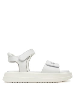 Calvin Klein Jeans Sandały V3A2-82047-1013X S Biały ze sklepu MODIVO w kategorii Sandały dziecięce - zdjęcie 182660781