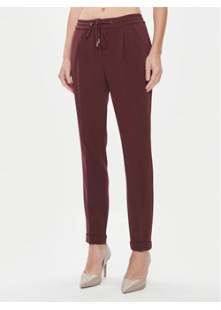 Boss Spodnie materiałowe Tariyanah 50490039 Bordowy Regular Fit ze sklepu MODIVO w kategorii Spodnie damskie - zdjęcie 182661071